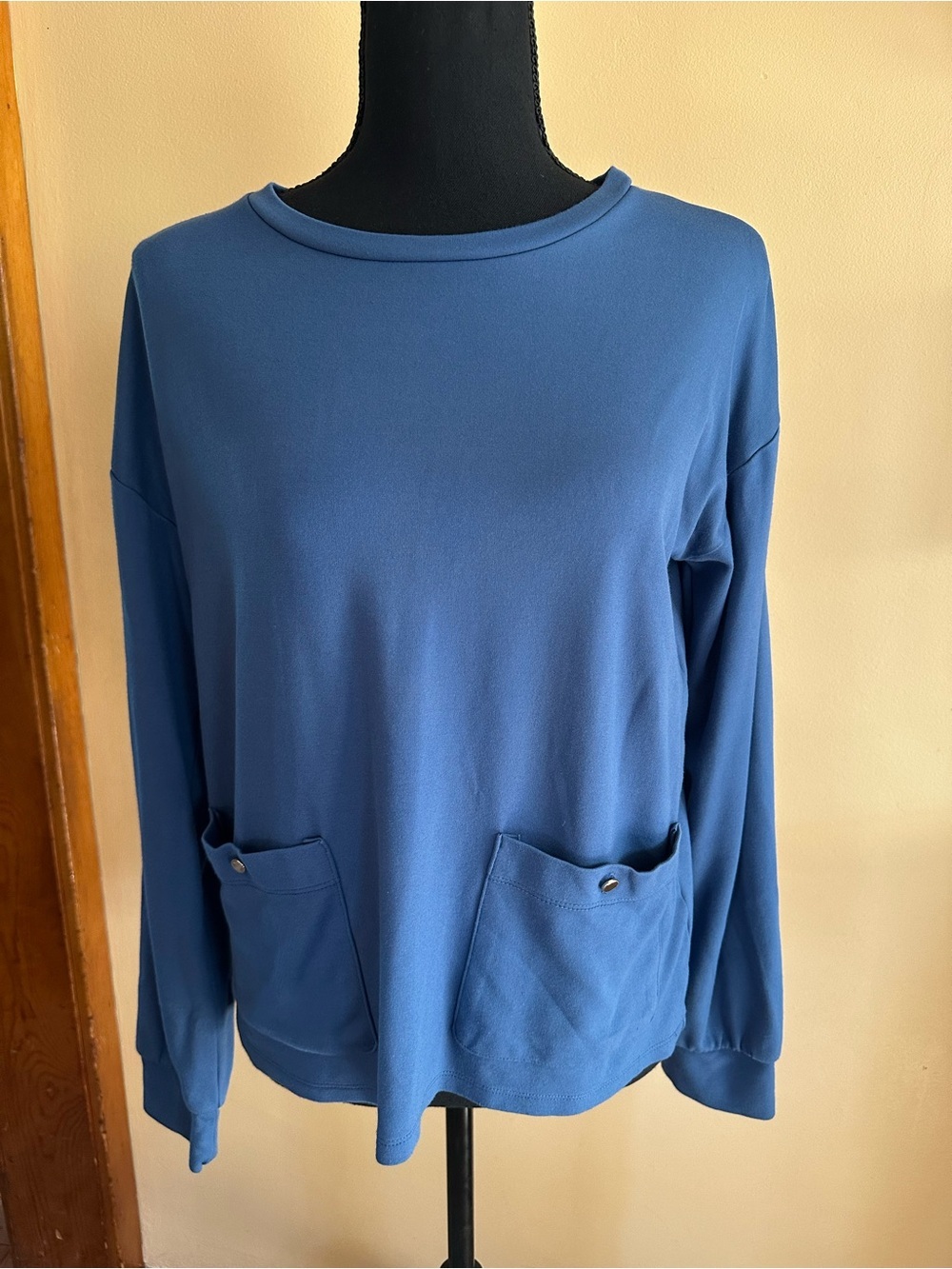 Ann Taylor two front pocket blue sweater top women’s size medium